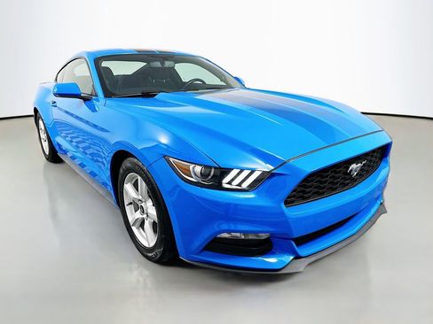 Used 2017 Ford Mustang Coupe image 3