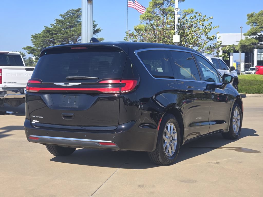 Used 2024 Chrysler Pacifica Touring-L FWD image 7