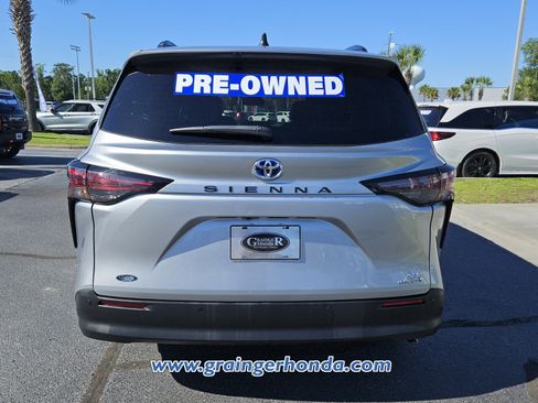 Used 2024 Toyota Sienna XLE FWD image 4