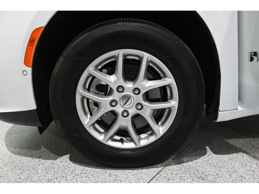Used 2025 Chrysler Pacifica Select FWD image 12