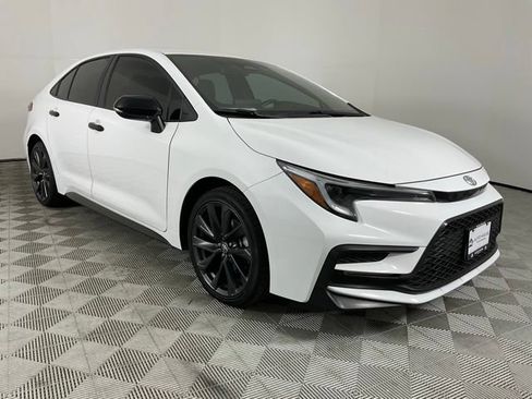 Used 2025 Toyota Corolla SE FWD image 2