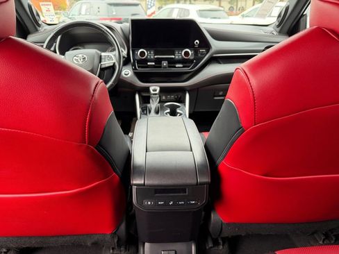 Used 2023 Toyota Highlander L image 28