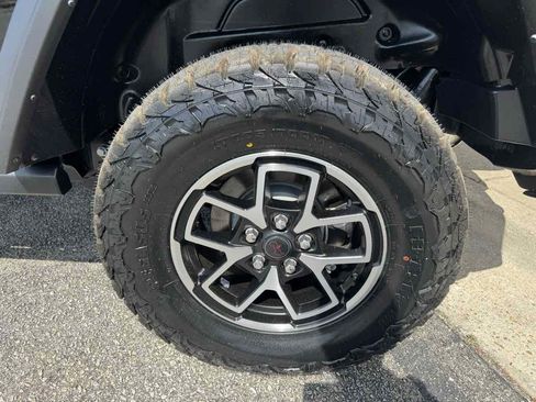 Used 2025 Jeep Wrangler Unlimited Rubicon w/ Convenience Group AWD/4WD image 32
