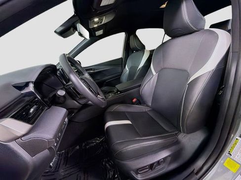 Used 2025 Toyota Camry SE image 11