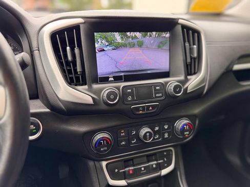 Used 2022 GMC Terrain SLT w/ Infotainment Package II AWD/4WD image 16