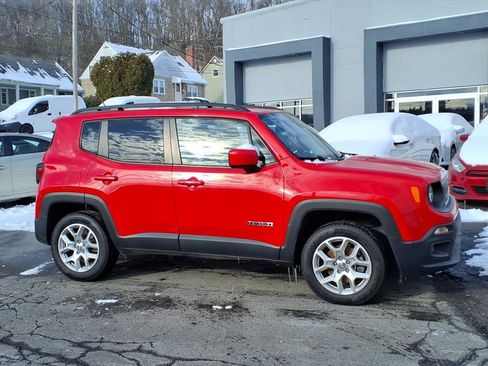 Used 2016 Jeep Renegade Latitude w/ Popular Equipment Group image 2