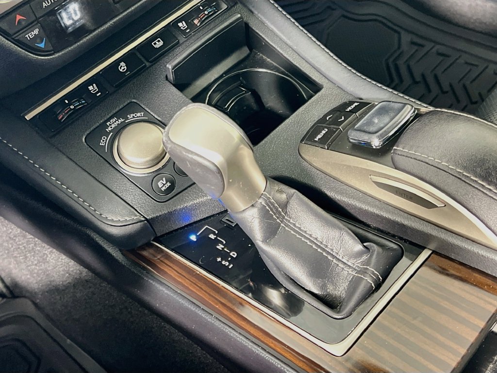 Used 2016 Lexus ES 300h w/ Luxury Package w/Wood Trim FWD image 17