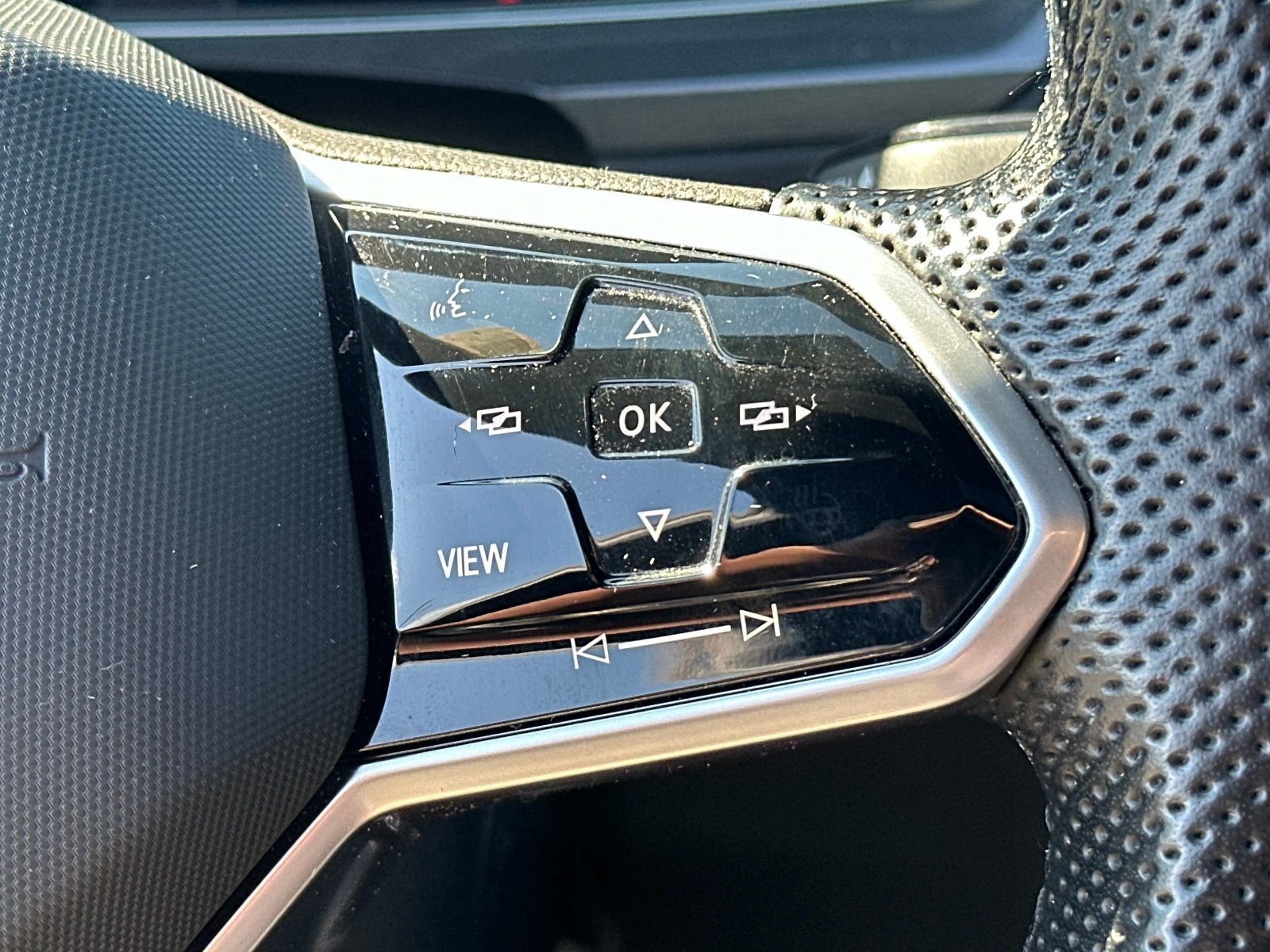Certified 2023 Volkswagen Tiguan SE R-Line FWD image 21