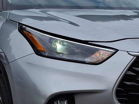 Used 2024 Toyota Highlander LE AWD/4WD image 9