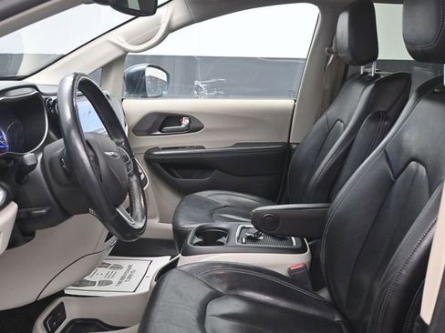 Used 2022 Chrysler Pacifica Touring-L w/ Uconnect Theater Family Group image 6