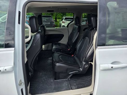 Used 2022 Chrysler Pacifica Touring-L FWD image 18