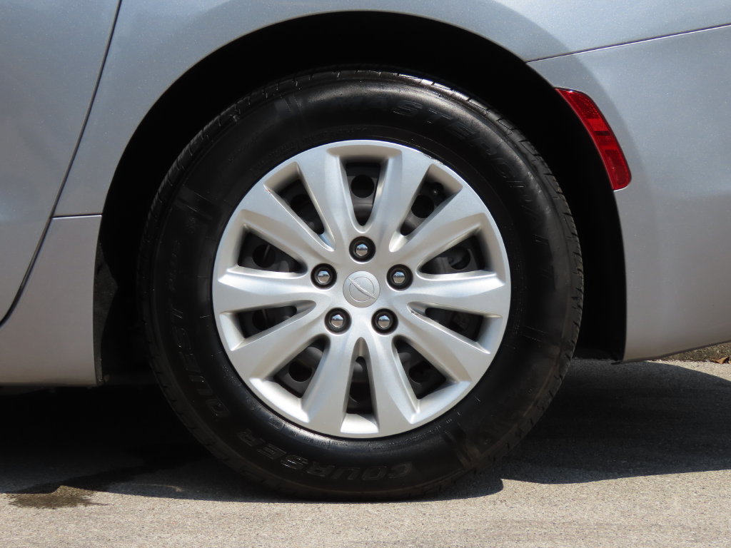 Used 2018 Chrysler Pacifica L FWD image 17