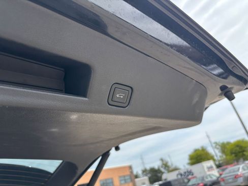 Used 2025 Chevrolet Traverse LT FWD image 23
