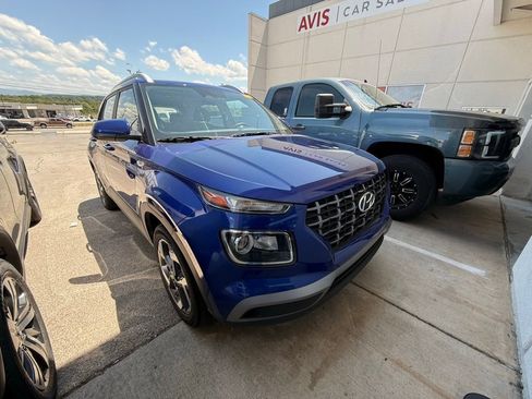 Used 2025 Hyundai Venue SEL FWD image 2
