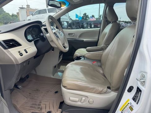 Used 2014 Toyota Sienna LE FWD image 9