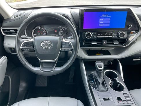 Used 2023 Toyota Highlander XLE image 12