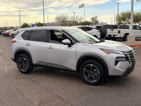 Certified 2025 Nissan Rogue SV FWD image 8