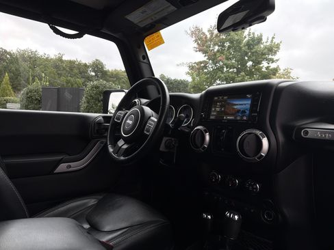 Used 2016 Jeep Wrangler Unlimited Sahara w/ Connectivity Group AWD/4WD image 6