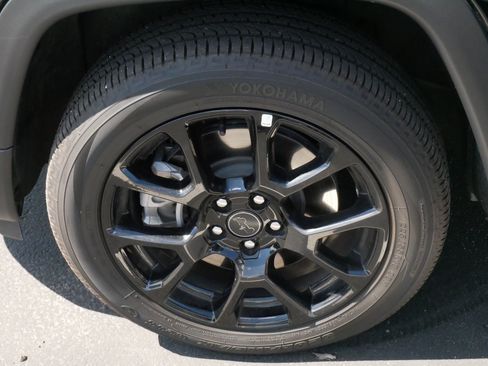 Used 2026 Jeep Compass Latitude AWD/4WD image 16