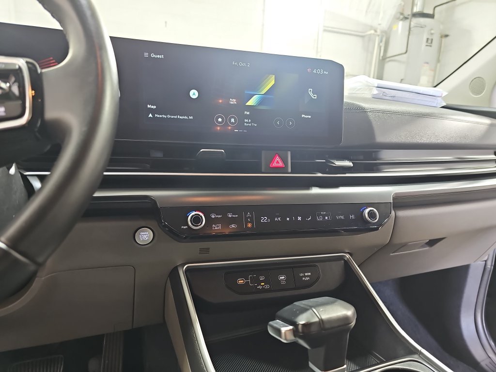 Used 2025 Kia Carnival FWD image 25