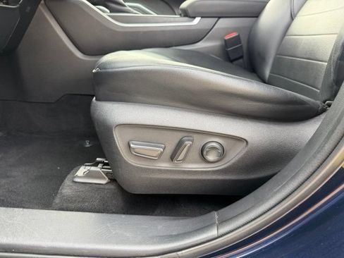 Used 2020 Toyota Highlander XLE AWD/4WD image 11