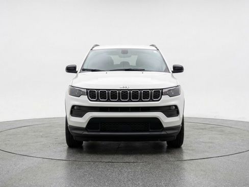 Used 2025 Jeep Compass Latitude AWD/4WD image 2