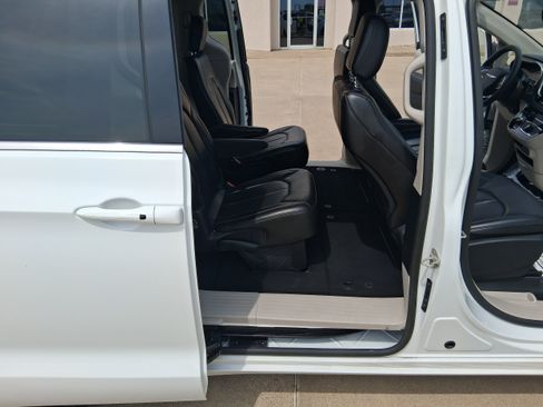 Used 2023 Chrysler Pacifica Touring-L FWD image 18