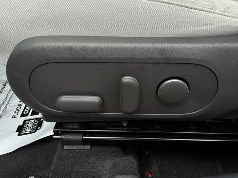 Used 2025 Hyundai Kona SEL FWD image 11