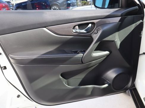 Used 2018 Nissan Rogue SV image 25