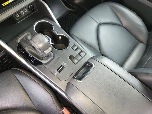 Used 2024 Toyota Highlander XLE FWD image 23