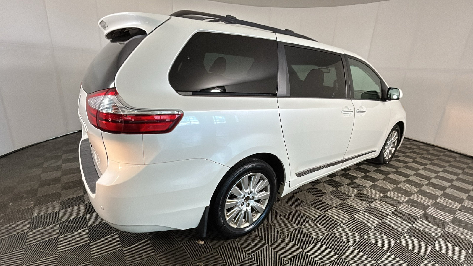Used 2015 Toyota Sienna XLE Premium AWD/4WD image 3