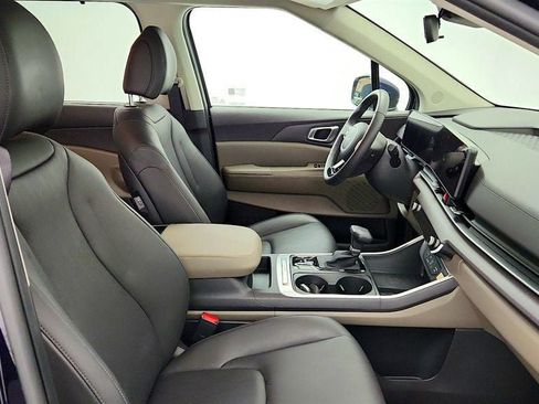 Used 2025 Kia Carnival EX FWD image 24