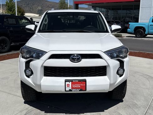 Used 2016 Toyota 4Runner SR5 AWD/4WD image 3