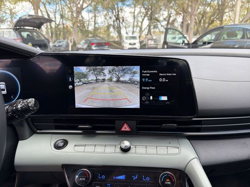 Used 2025 Hyundai Elantra Limited image 17