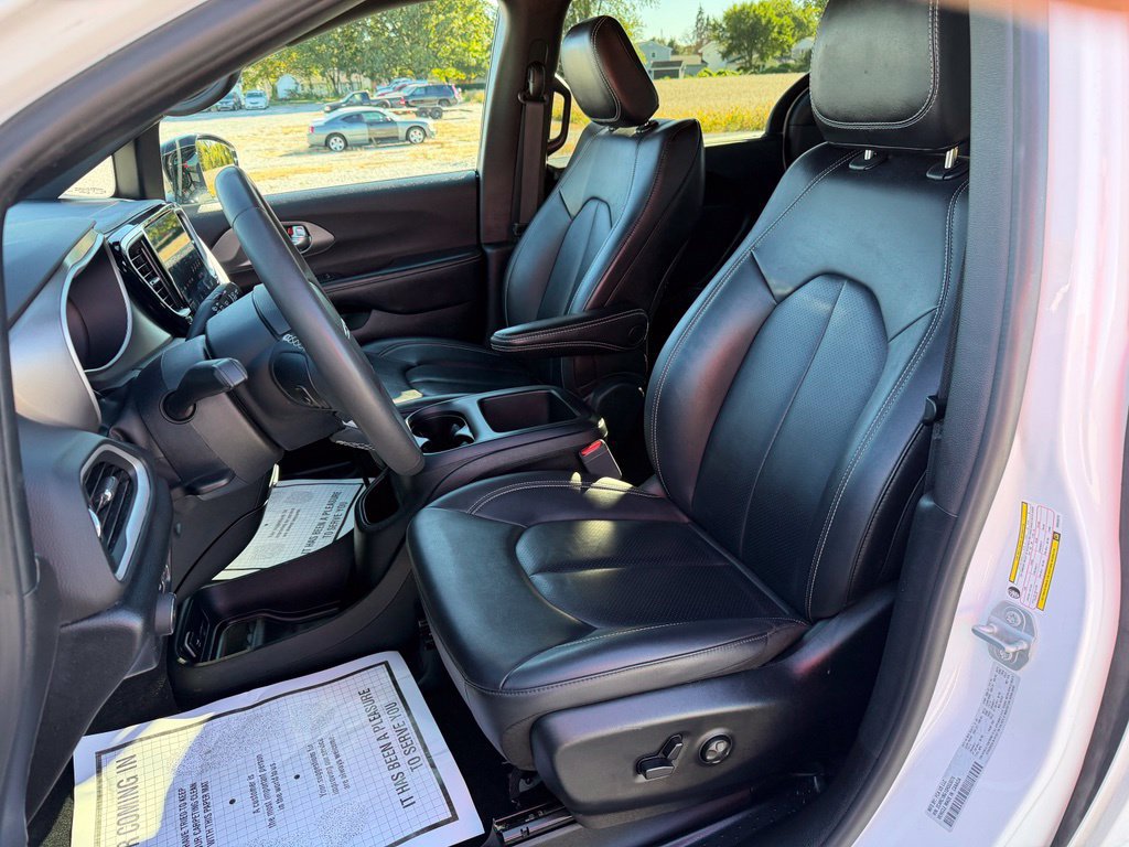 Used 2025 Chrysler Pacifica Select FWD image 3