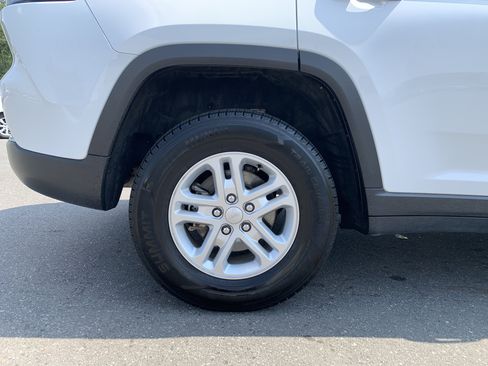 Certified 2023 Jeep Grand Cherokee Laredo w/ Luxury Tech Group I RWD image 14