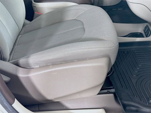 Used 2020 Chrysler Pacifica Touring image 23