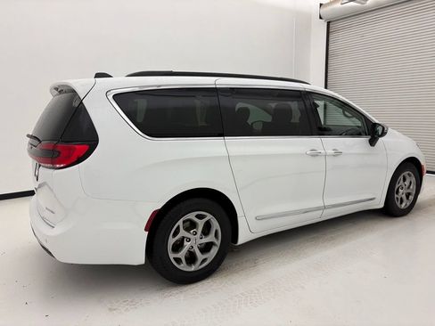 Used 2023 Chrysler Pacifica Limited FWD image 21