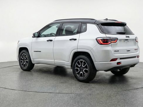 Used 2025 Jeep Compass Trailhawk AWD/4WD image 6
