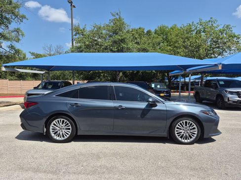 Used 2021 Toyota Avalon Limited FWD image 2
