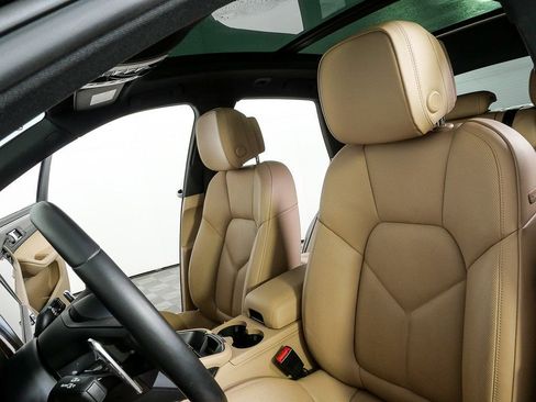 Certified 2023 Porsche Macan Turbo image 5