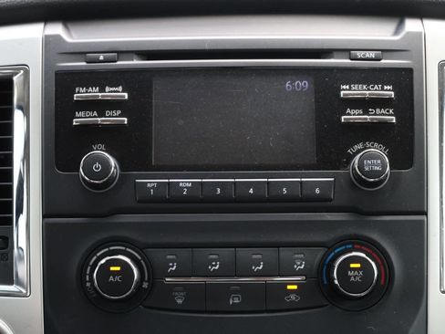 Used 2017 Nissan Titan SV image 19