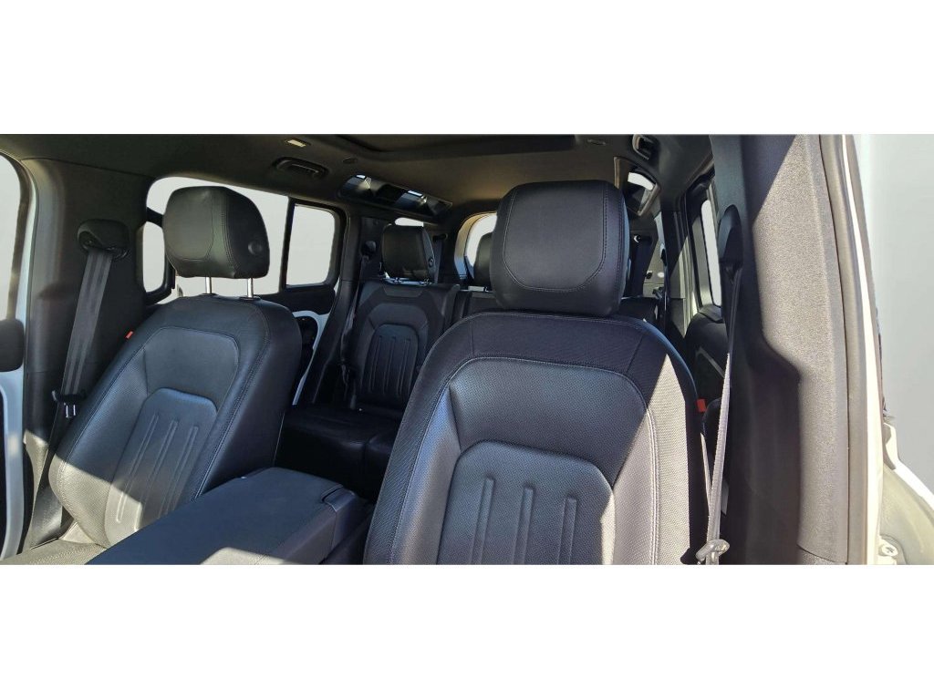 Used 2021 Land Rover Defender 110 X-Dynamic SE AWD/4WD image 16