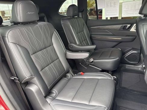 Used 2026 Buick Enclave Avenir AWD/4WD image 27
