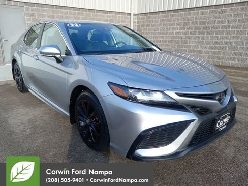 Used 2022 Toyota Camry SE image 1