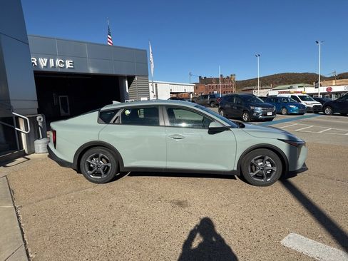 New 2025 Kia K4 LXS image 8