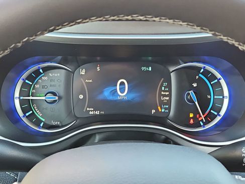 Used 2023 Chrysler Pacifica Touring-L image 34