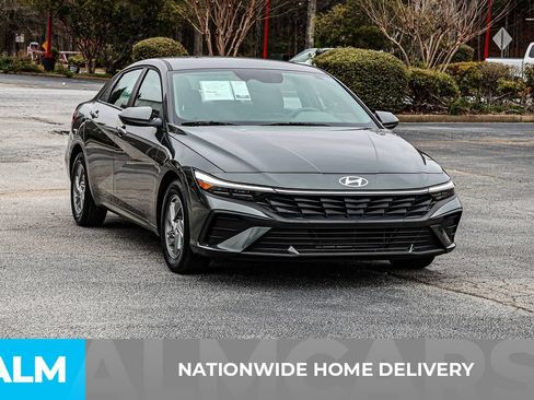 Used 2025 Hyundai Elantra SE FWD image 4
