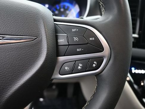 Used 2024 Chrysler Pacifica Touring-L FWD image 16