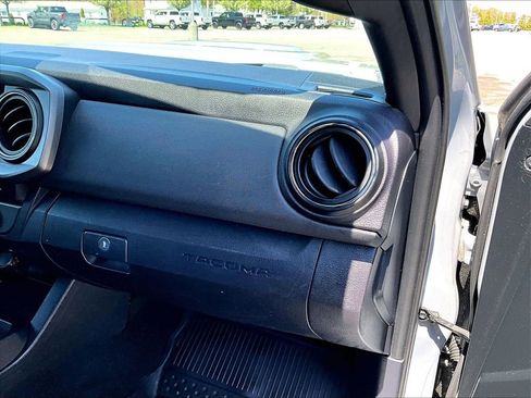 Used 2019 Toyota Tacoma TRD Sport w/ TRD Premium Sport Package AWD/4WD image 13